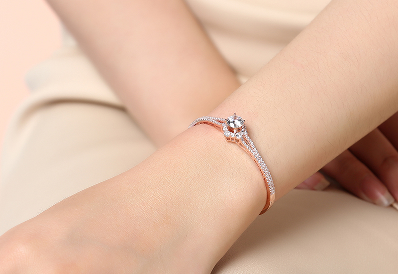 Vòng tay bạc nữ đính đá sang trọng